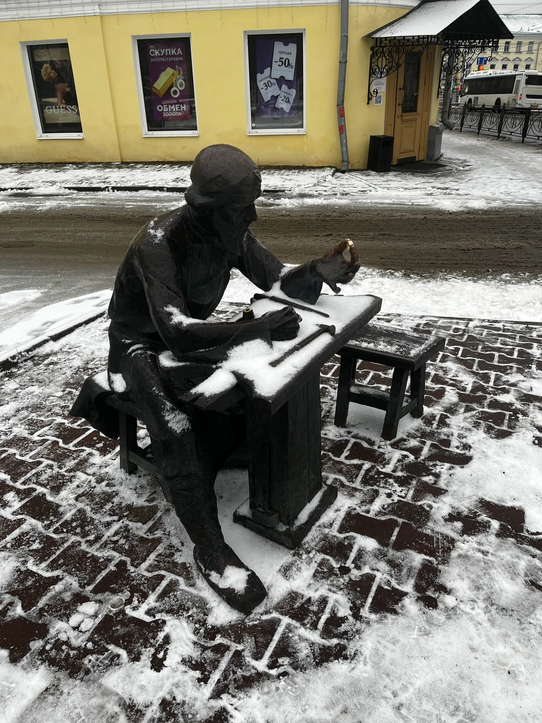 Были с мужем на экскурсии в конце ноября, экскурсию проводил Алексей. Несмотря на плохую погоду, экскурсия