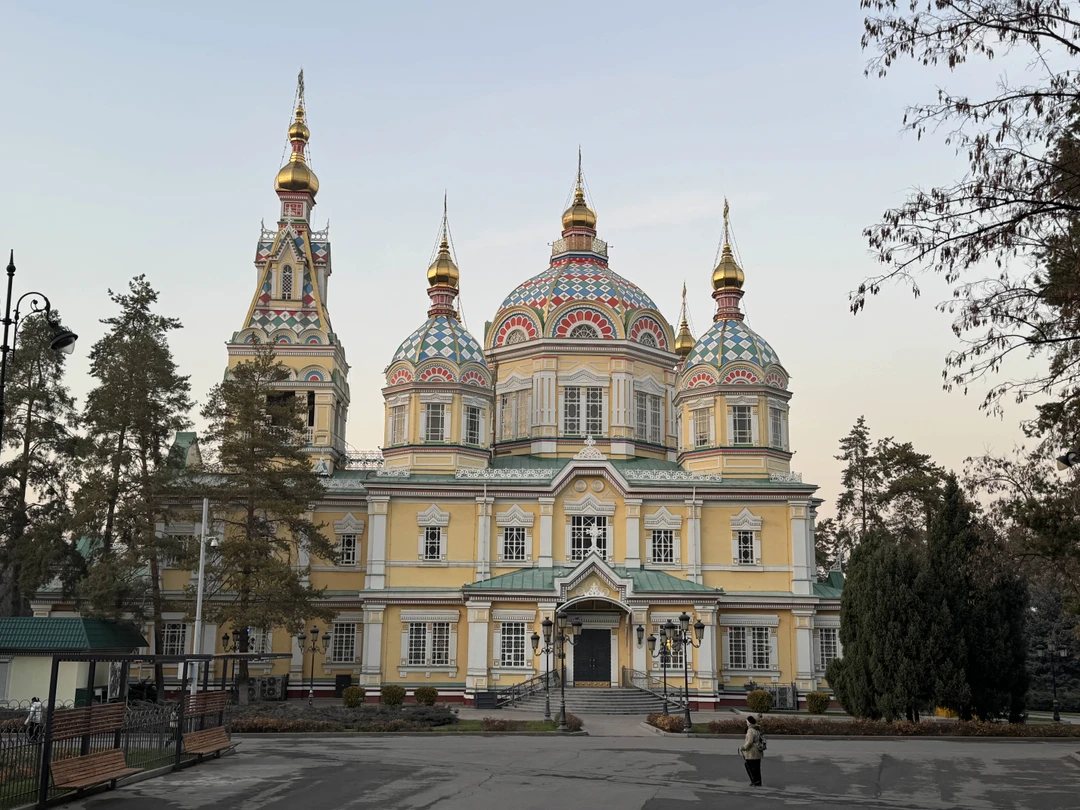 Отлично прогулялись, посетили все основные места. Горы это любовь! При этом даже спустились в метро и