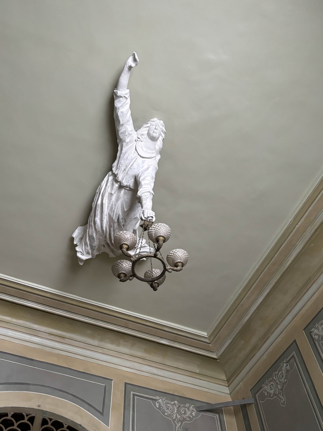 Елизавета покорила нас: отличная организация прогулки, хороший язык, интересный рассказ, выдержанный тайминг. И просто милая и