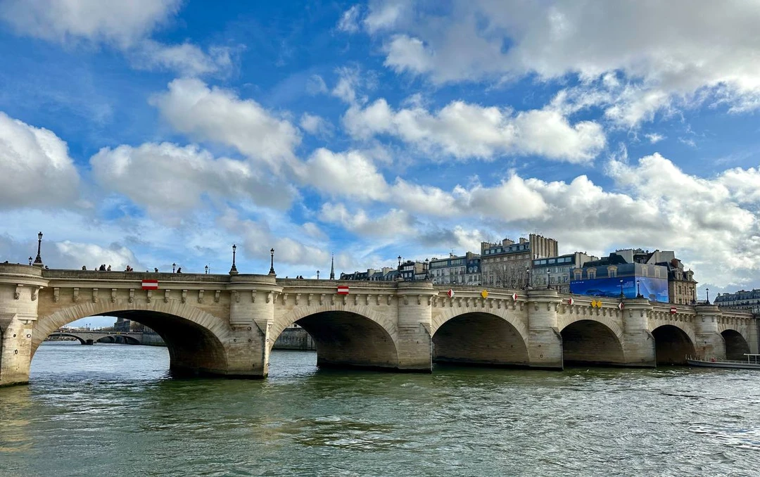 На Анастасии была большая ответственность — познакомить нас с Парижем и влюбить в него (мы с