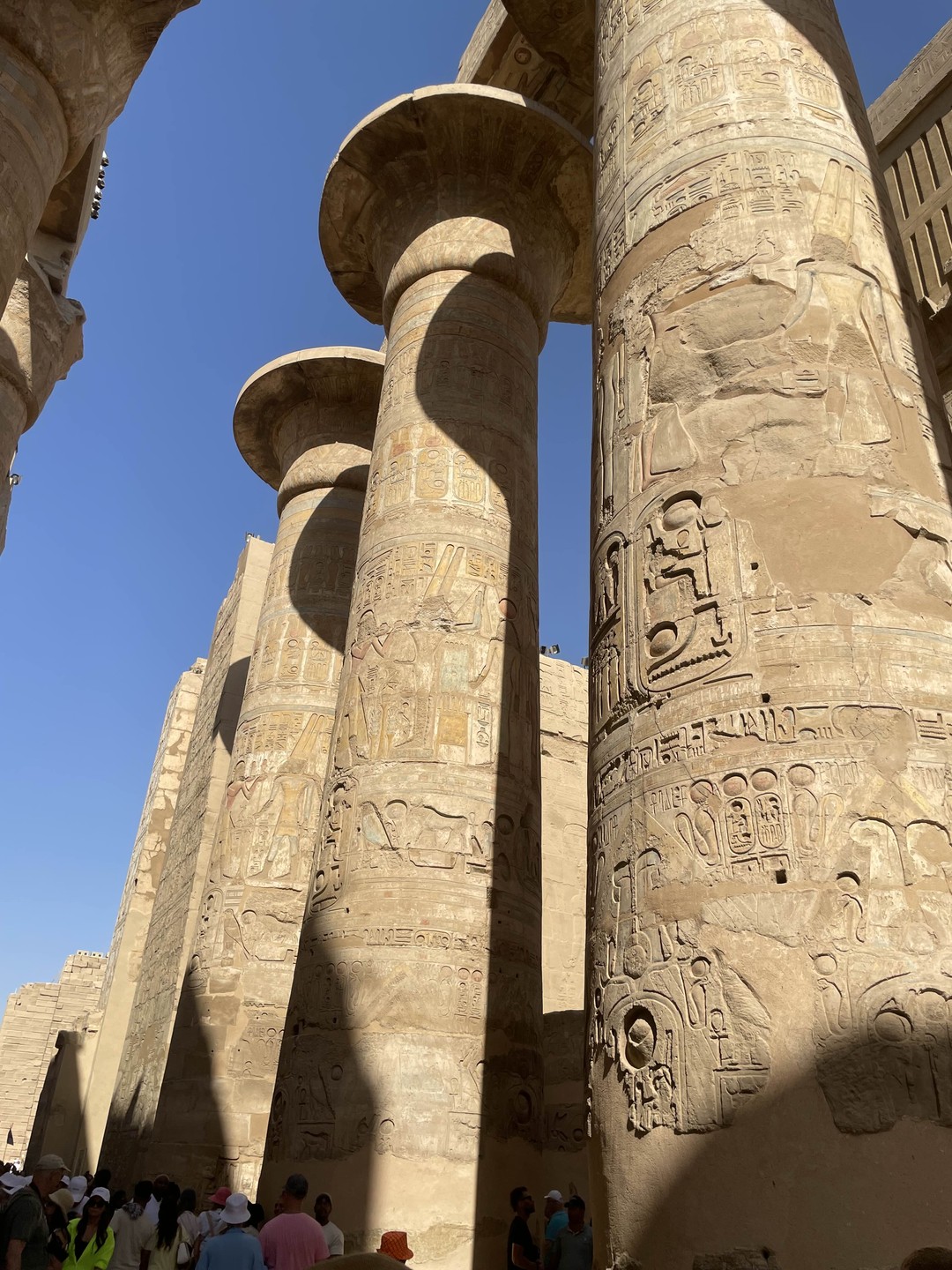 Только что вернулись из Луксора, это настоящее погружение в древность. Колоссы Мемнона, храм царицы Хатшепсут, Луксорский