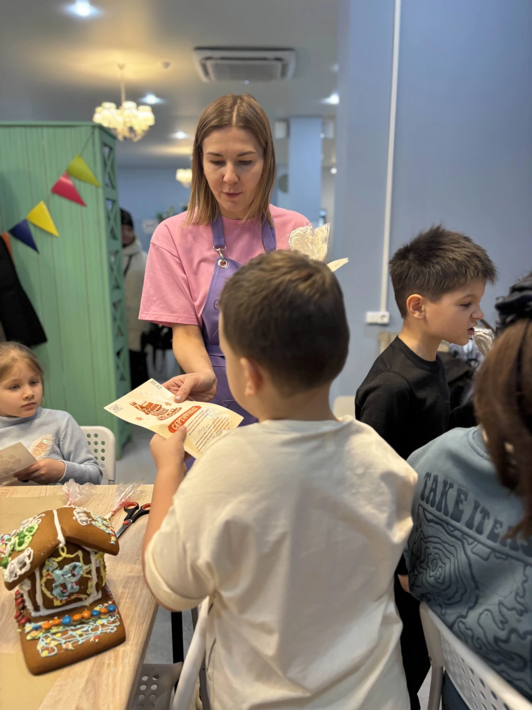 Замечательный мастер - класс! Очень хорошо организован, помогают сделать пряник, прекрасная упаковка, чудесный магазин сувениров. Нареканий