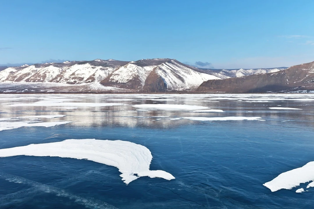 Вид на&nbsp;Сарминское ущелье со льда Байкала