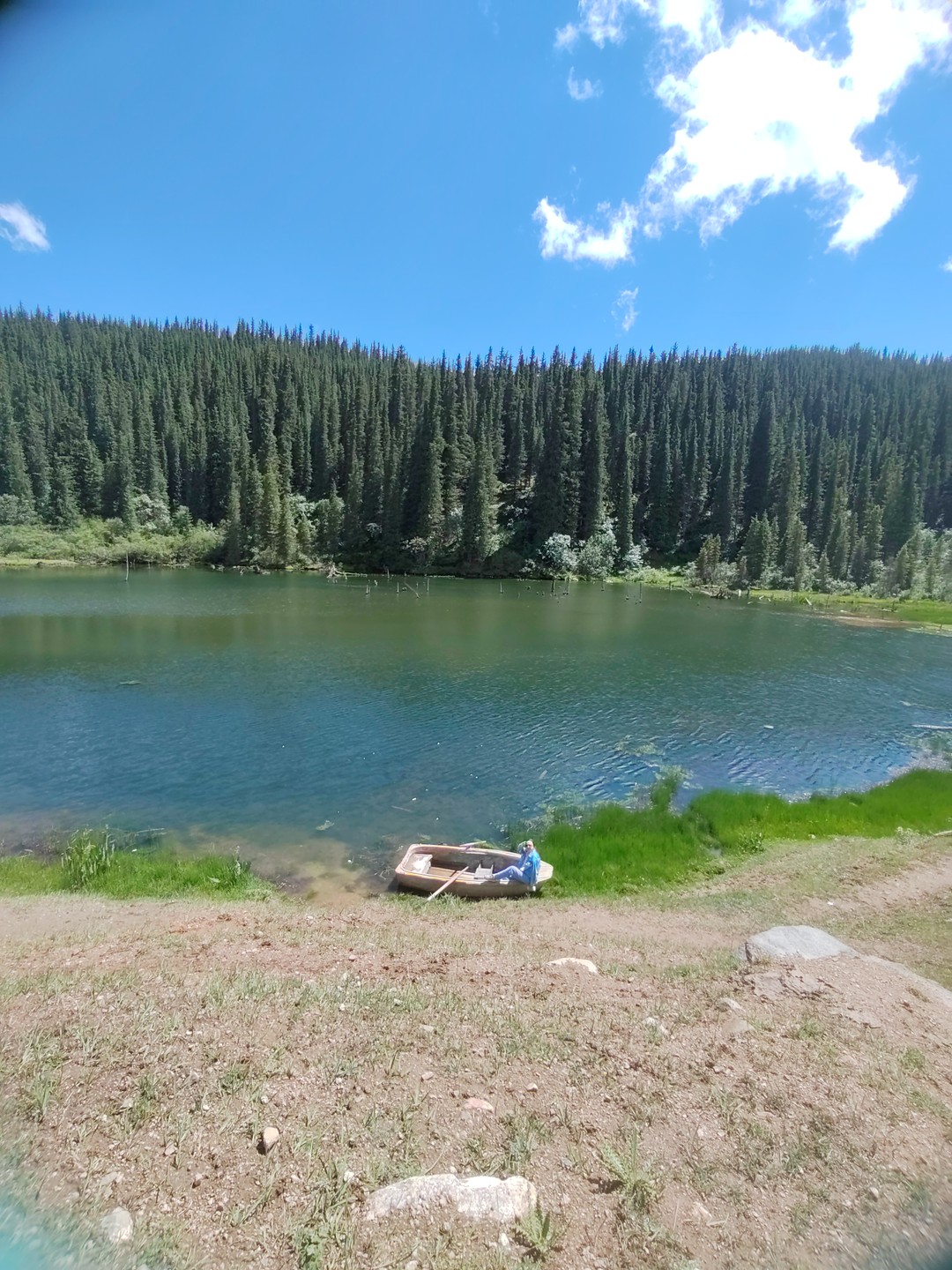 Отличная экскурсия! Это самые ближайшие красивые места возле Чолпон-ата, поэтому экскурсия оптимальная по времени. Кормежка в