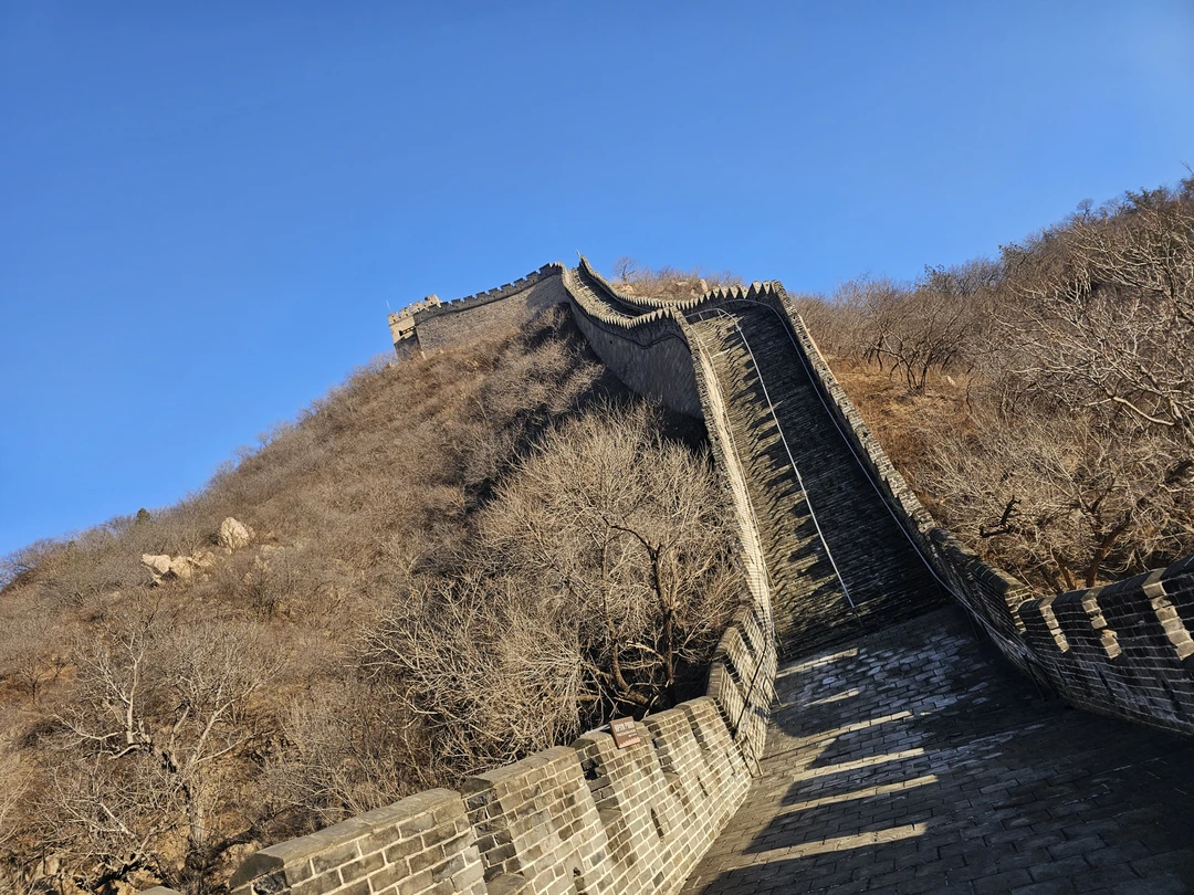 Всем здравствуйте. Брал экскурсию на Великую Китайскую стену и дополнительно вертолетную прогулку. Всё продумано до мелочей: