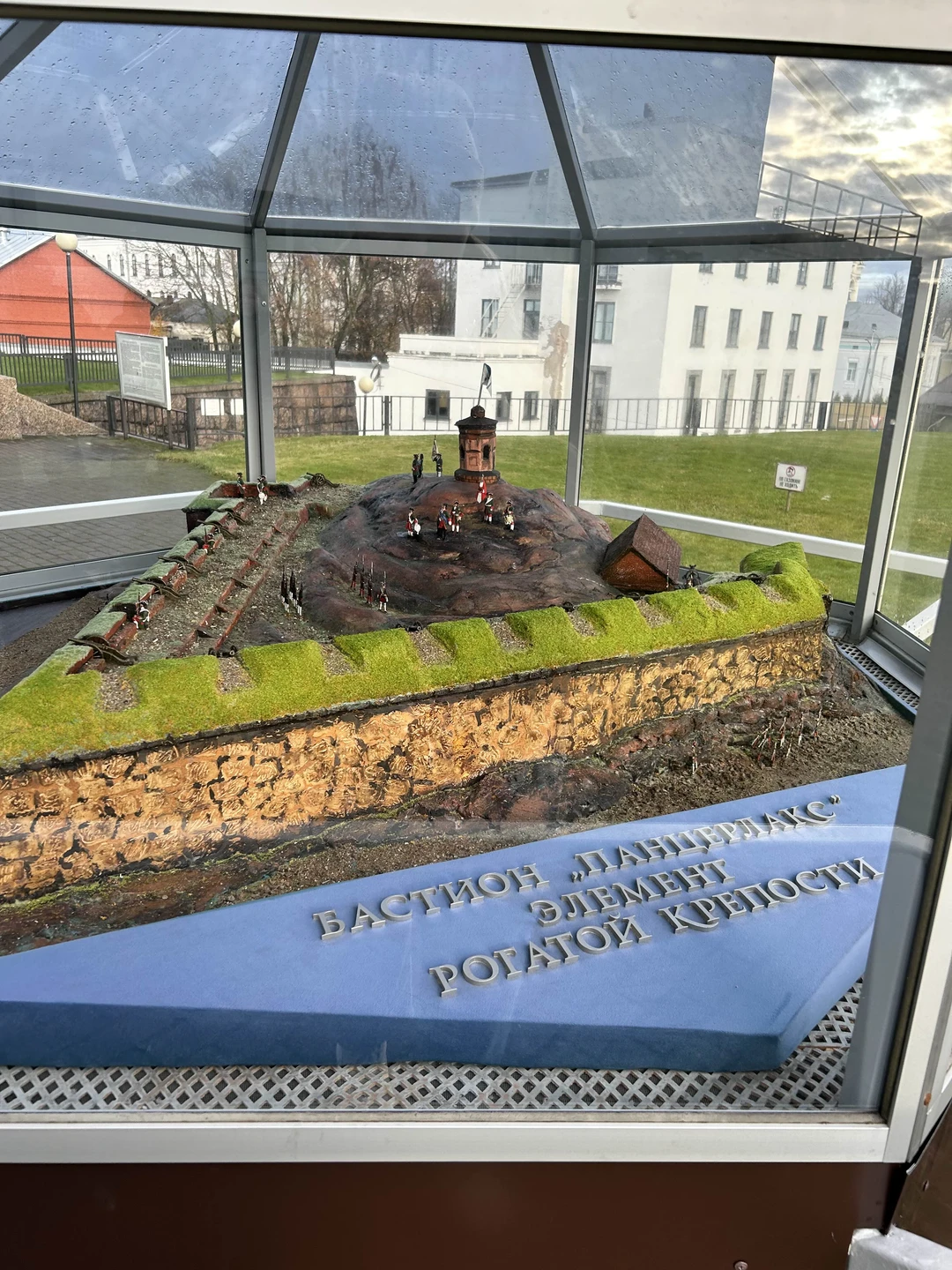 Интересная поездка, сам Выборг оставил хорошее впечатление. Проехались как по городу, так и пешие прогулки были