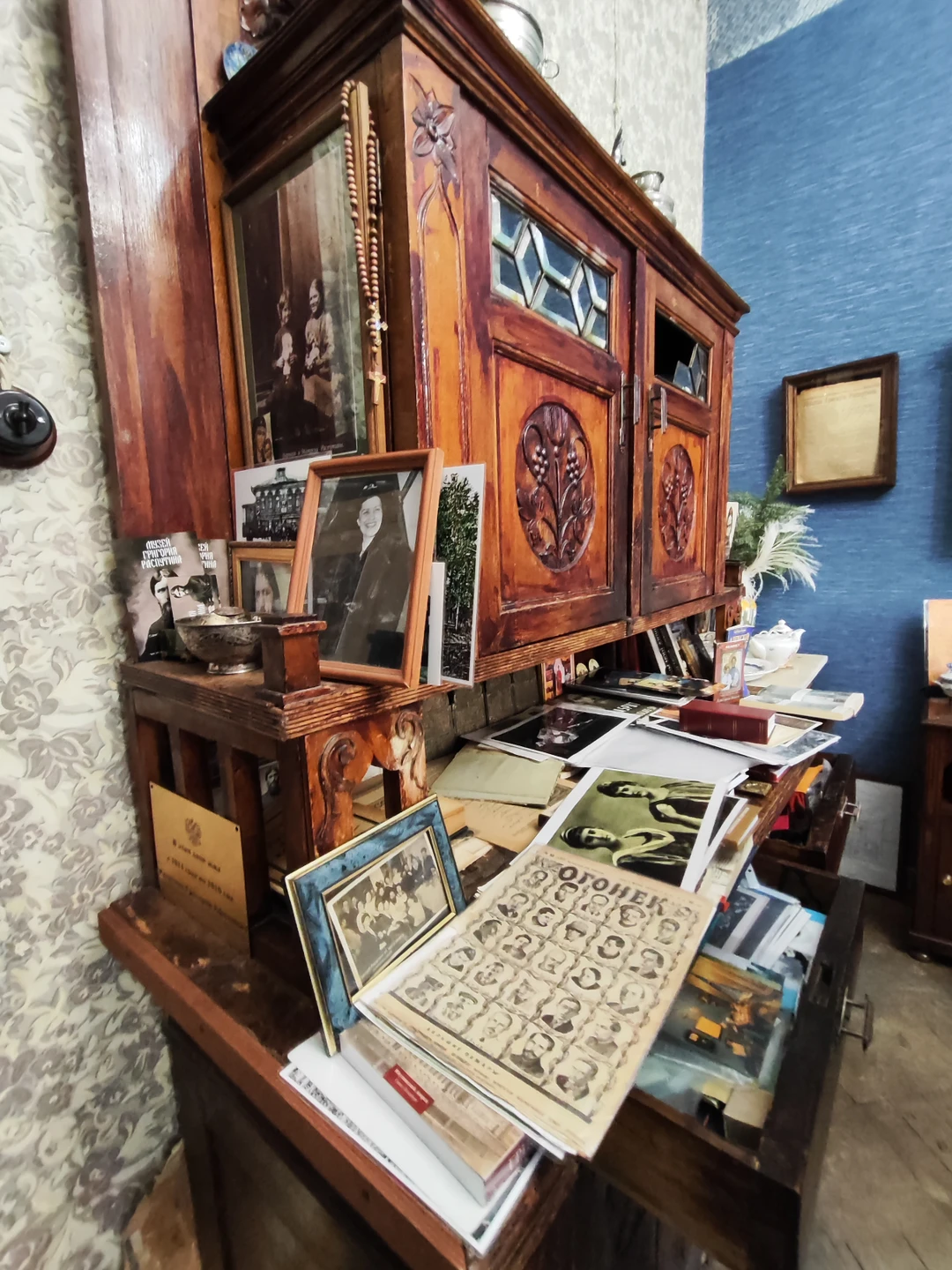 На такую экскурсию следует идти подготовленным, с пониманием исторических событий и представлением о личности Распутина (детям