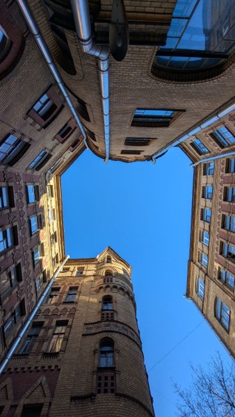 Дарья — великолепный современный (!!!) экскурсовод. Делилась неизбитыми фактами, благодаря ее рассказам можно было погрузиться в