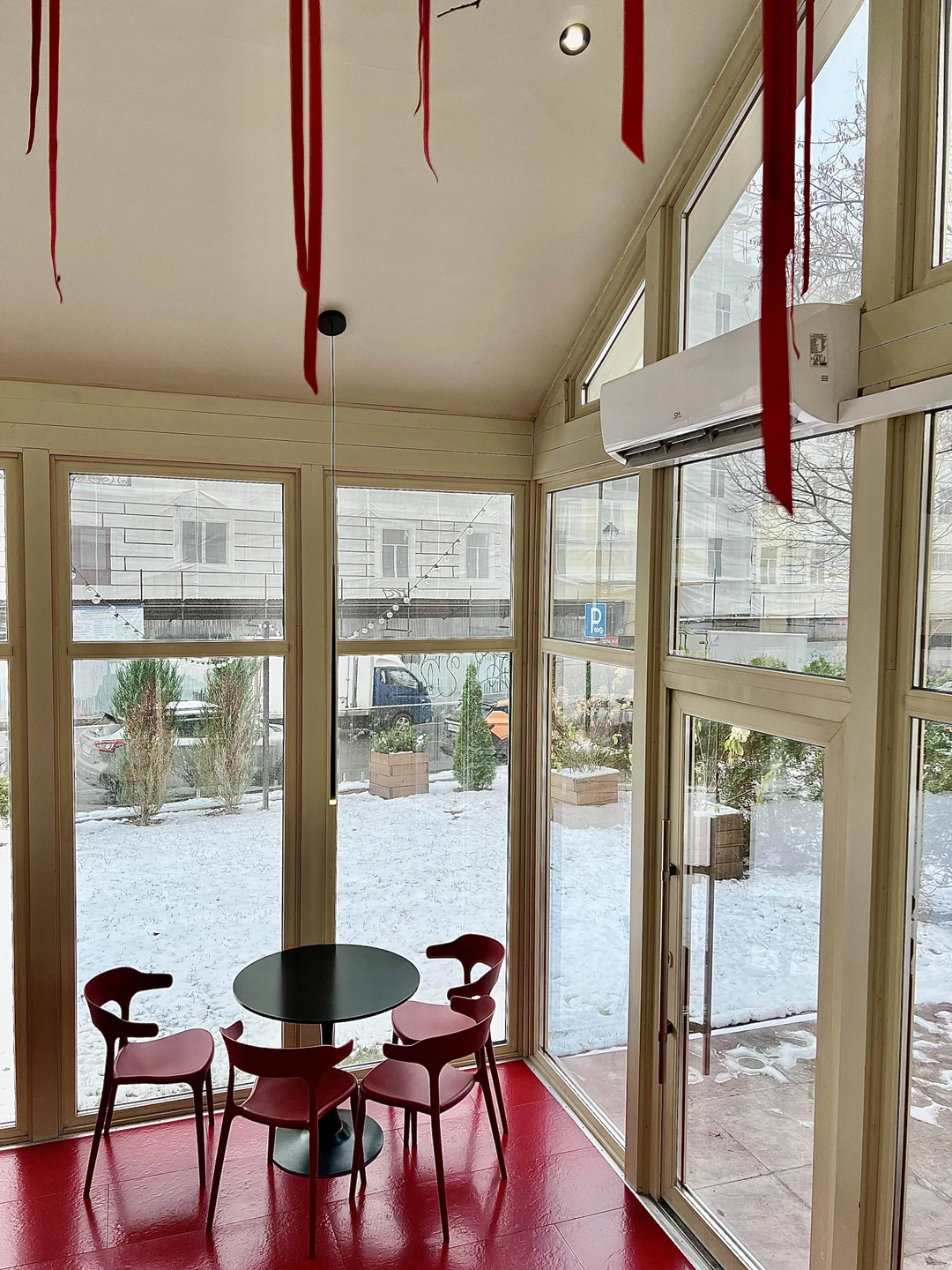 Одна из лучших зимних экскурсий! Много теплых помещений, горячие напитки по маршруту - всё продумано для комфортной прогулки.