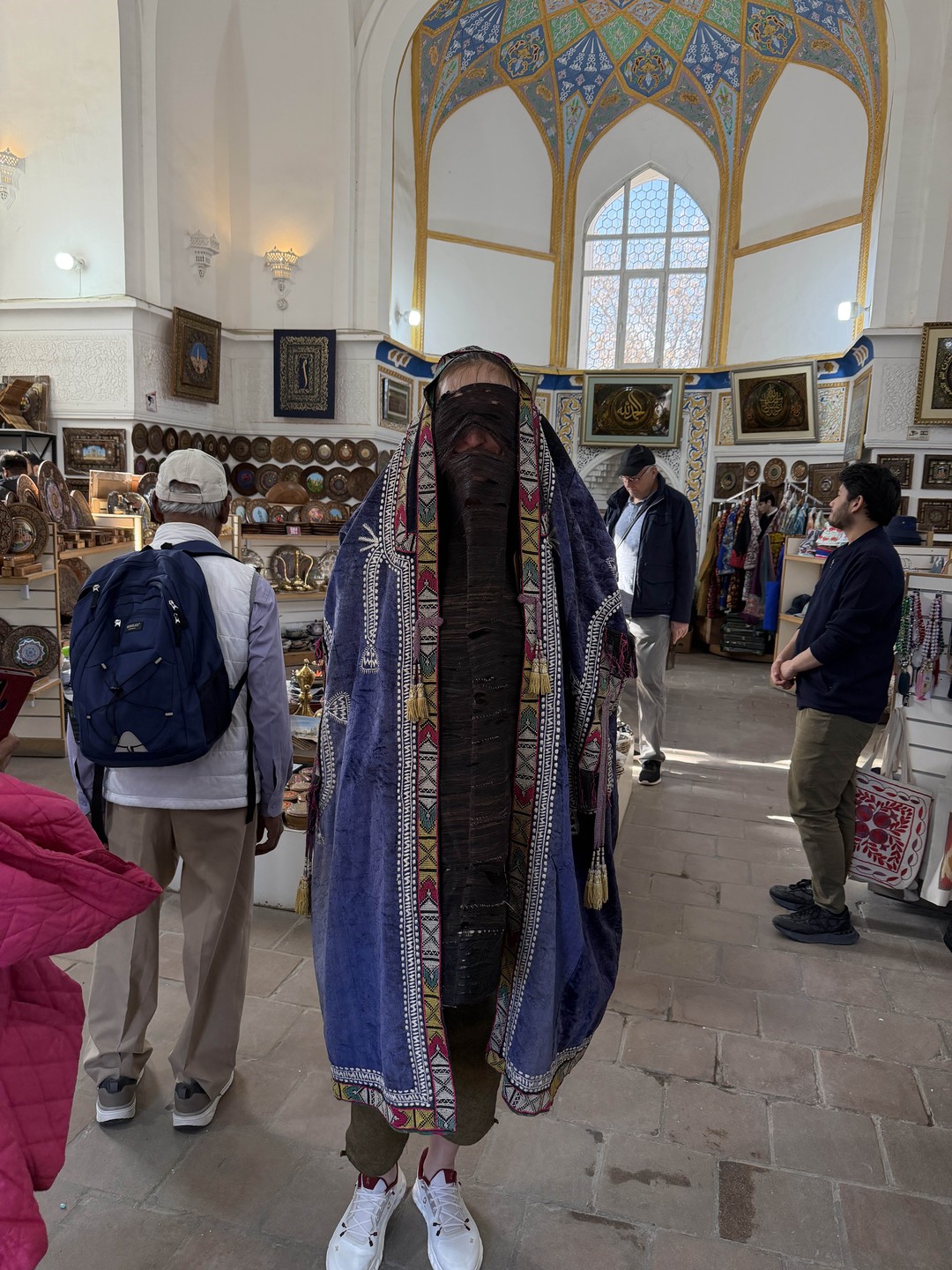 Очень познавательная экскурсия с Бернарой культура и традиции, чтение орнаментов на одежде коврах и в архитектуре