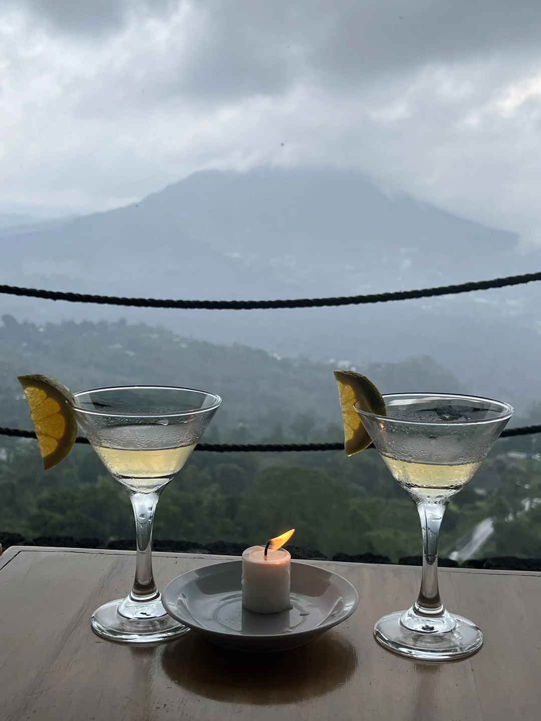 У нас был гид Вин, очень хорошо говорящий по русски! Все было супер! Экскурсия была организованна