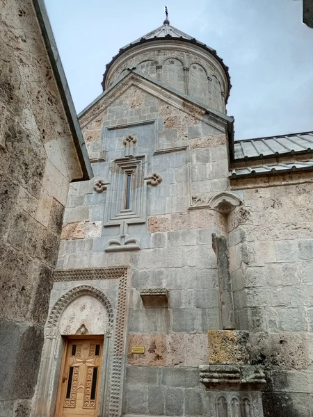 экскурсовод Ясмин вела экскурсию очень интересно на двух языках. Она прекрасно знает материал и подаёт его