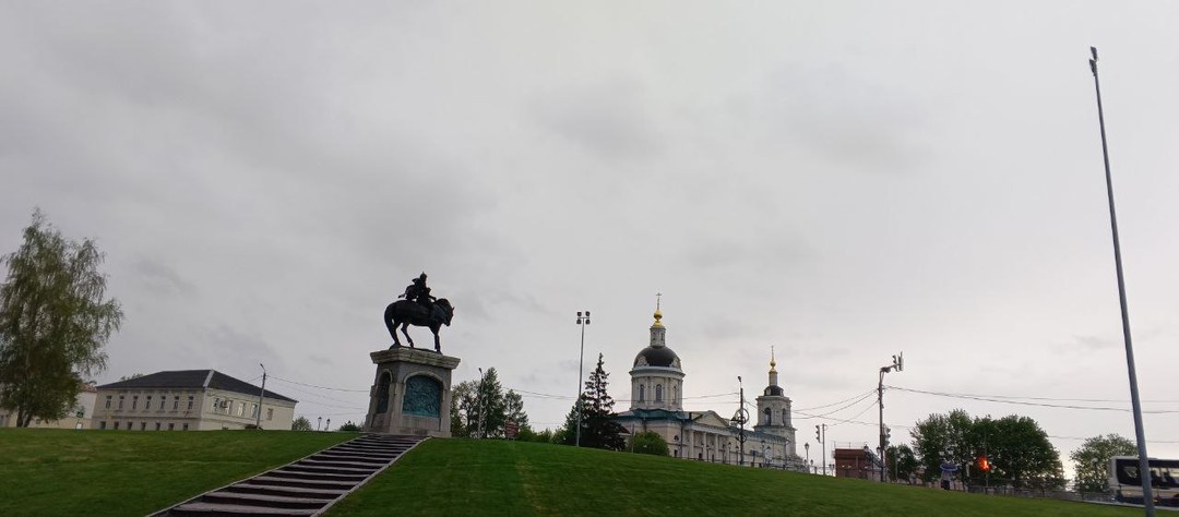 Нам не слишком повезло с погодой, зато, без сомнения, повезло с экскурсией и гидом. Александр провёл