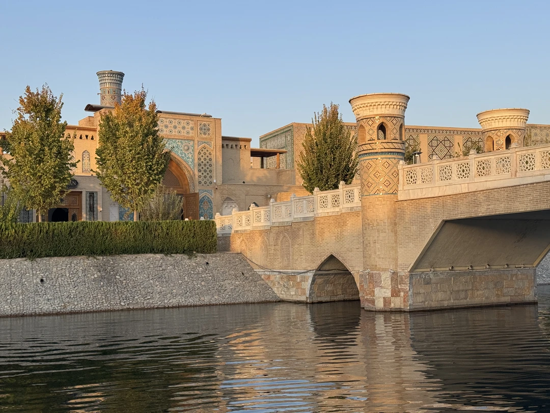 Выражаю огромный респект гиду Джамшеду за знакомство с Самаркандом! 👏 Ни одного сбоя по времени, ответил