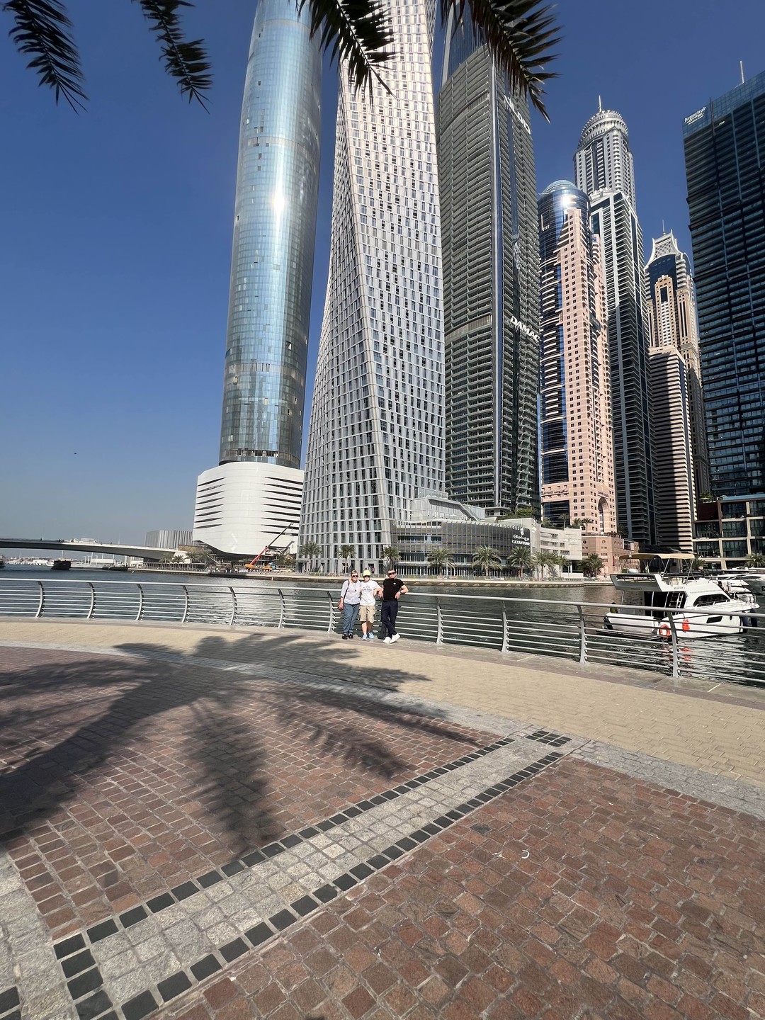 Спасибо огромное Кириллу за обзорную экскурсию по Дубаю. Немного устали, но оно того стоило. Много узнали