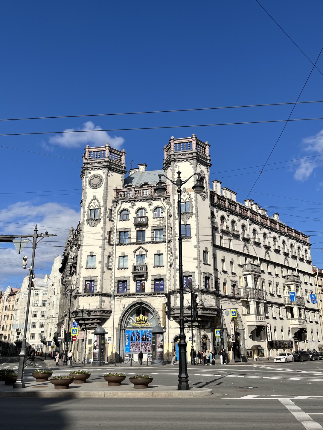 Лабиринты дворов и парадных Петроградской стороны (Лебедева)