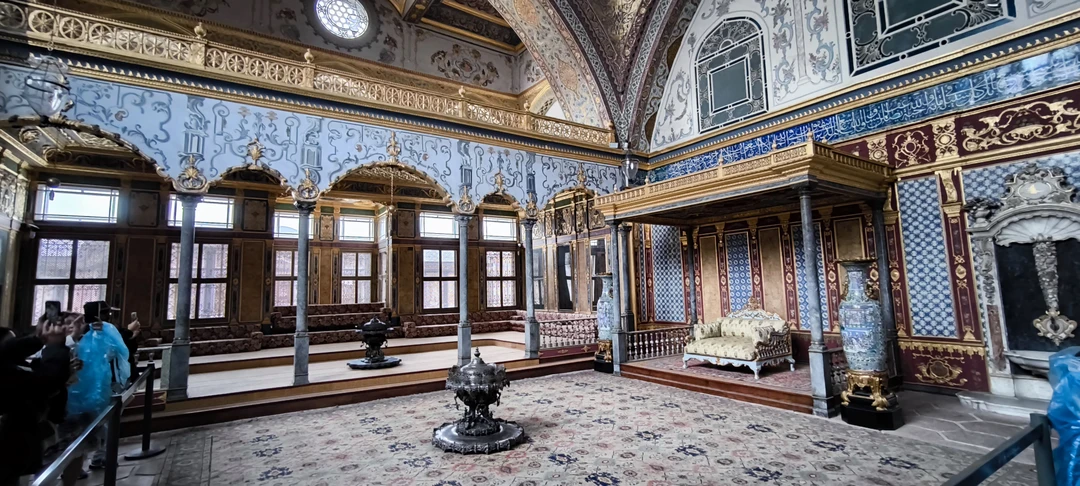 Мустафа очень интересный собеседник, экскурсия прошла на одном дыхании. Смогли посмотреть максимум за один день. Спасибо