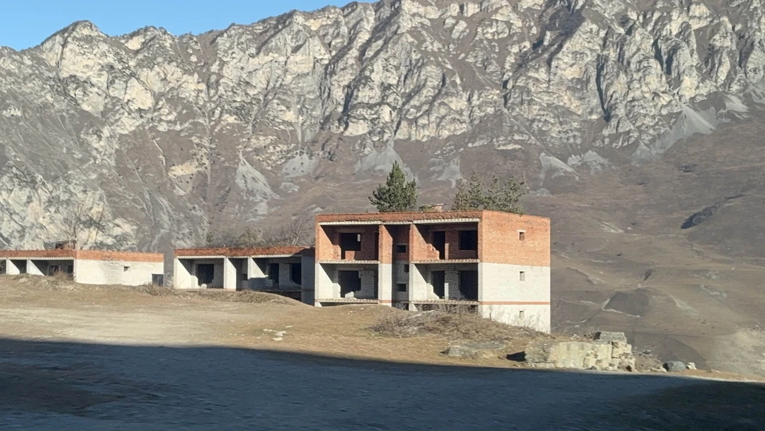 Хорошая экскурсия, чтобы посмотреть Осетию. Ездили в ноябре 25 года. Было тепло, но теплые вещи нужны