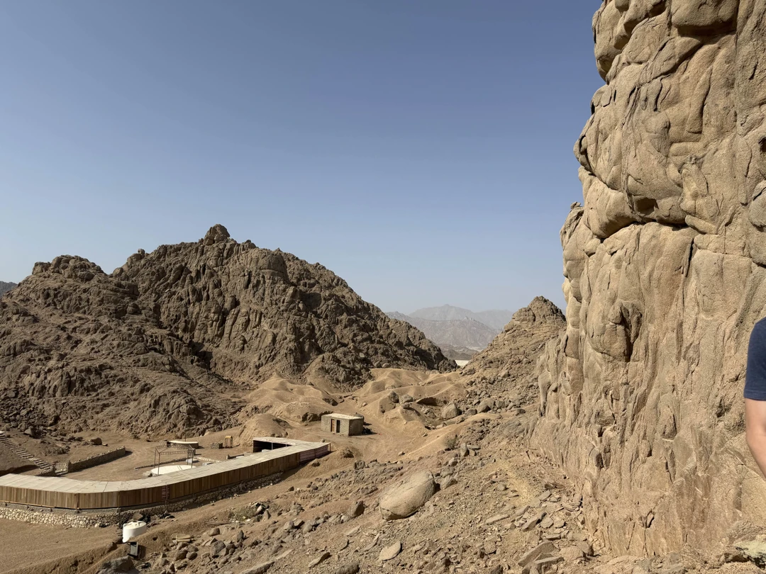 Очень все понравилось, забирал из отеля гид Ияд, очень эрудированный молодой человек, рассказал много интересного пока