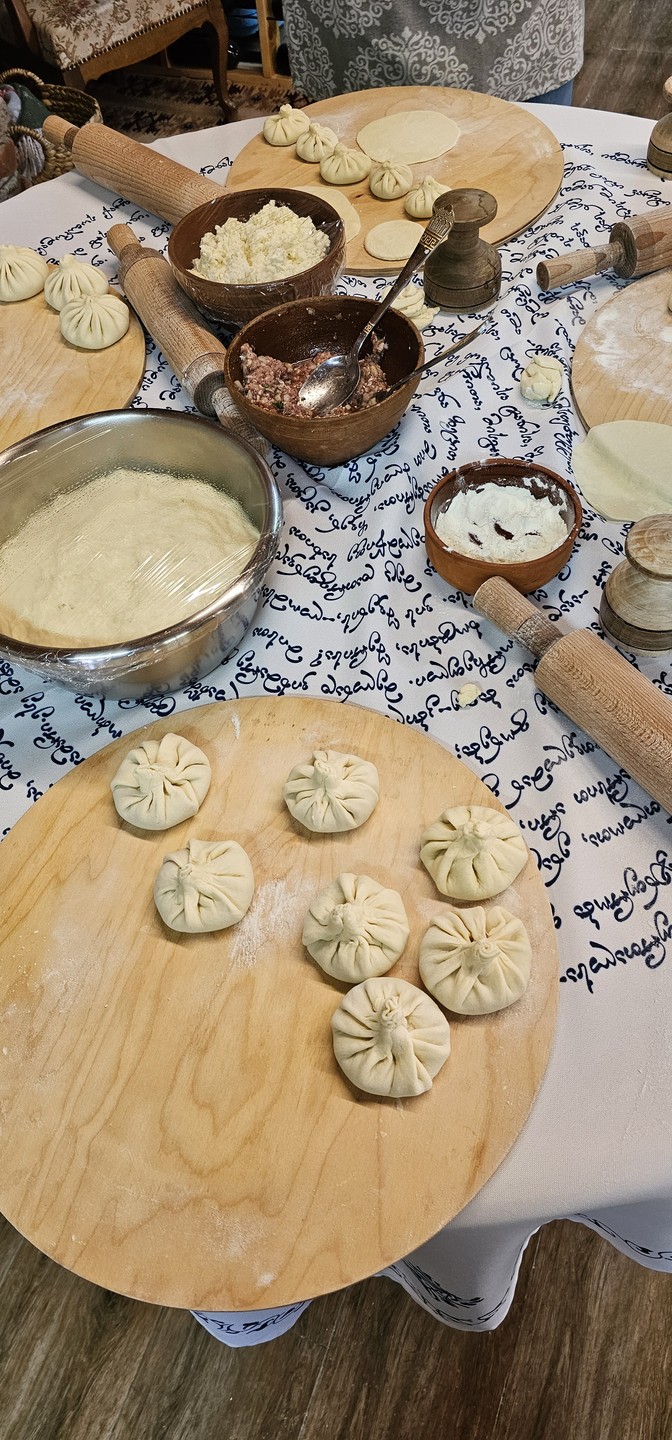 Были на мастер классе по хачапури и хинкали. Было обалденно вкусно и очень душевно. Ребята молодцы. Обязательно к посещению