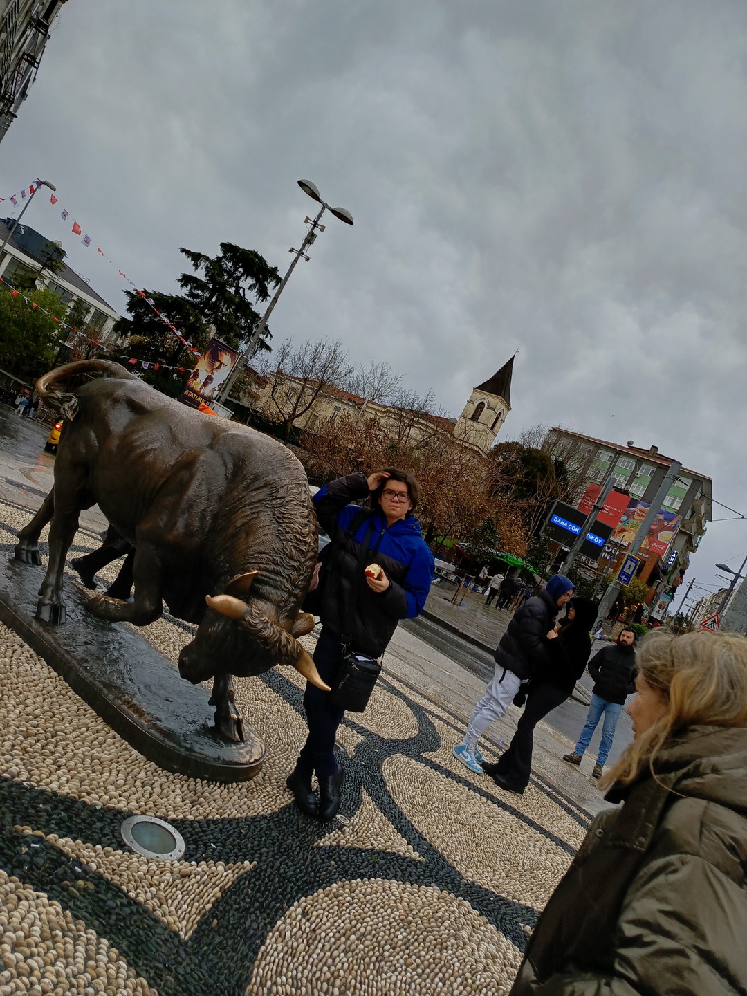 Замечательный гид, выбирает интересные локации для показа и очень хорошо подает материал.