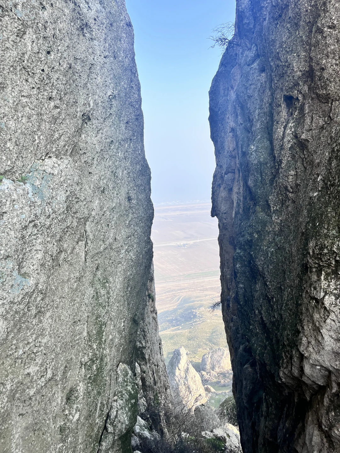 С нами был гид Анар. Очень приятный человек, встретил нас в назначенном месте на комфортабельном автомобиле