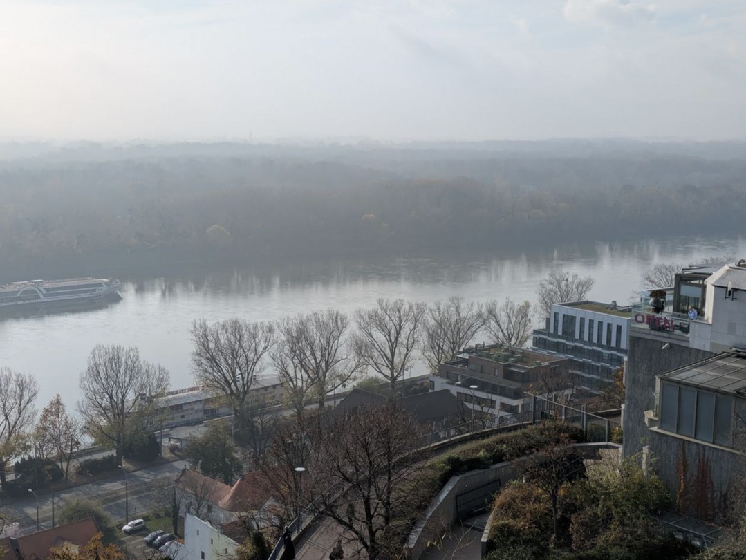Очень хорошая экскурсия и увлеченный экскурсовод. Время пролетело не заметно. Побывали там, куда бы сам не добрался)
