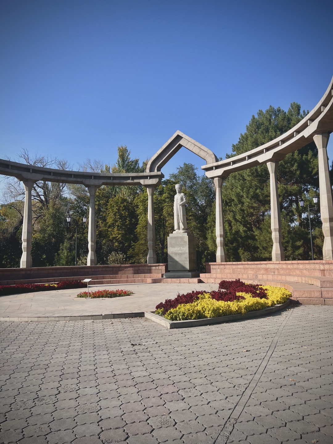 Хотим выразить огромную благодарность гиду Анне, что провела для нас интересную экскурсию, через памятники, арт-объекты и