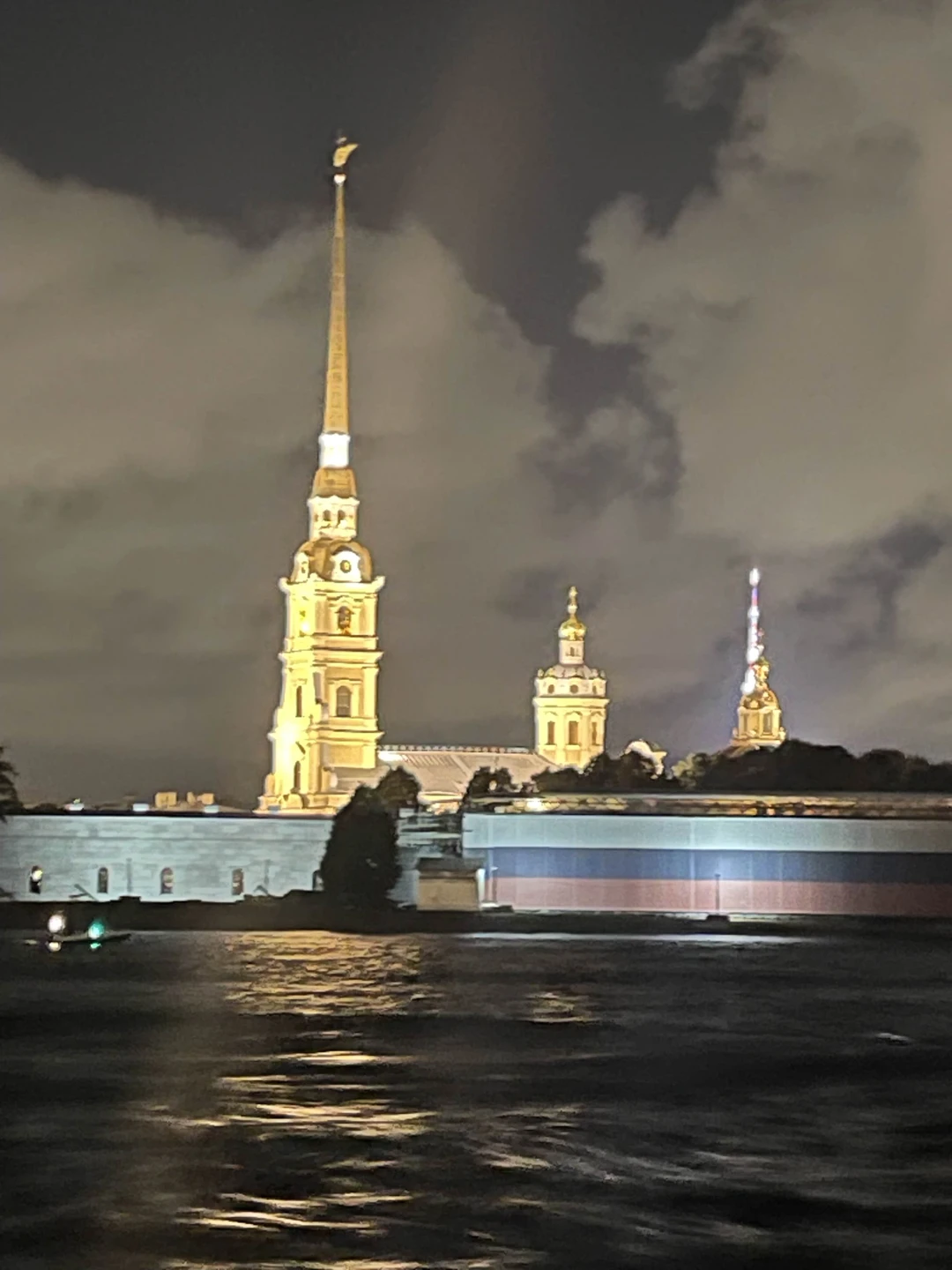 С реки совсем другой вид. Еще бы музыку включили для гостей веселую, танцевальную, чтобы гости не засыпали от монотонного вещания аудиогида.