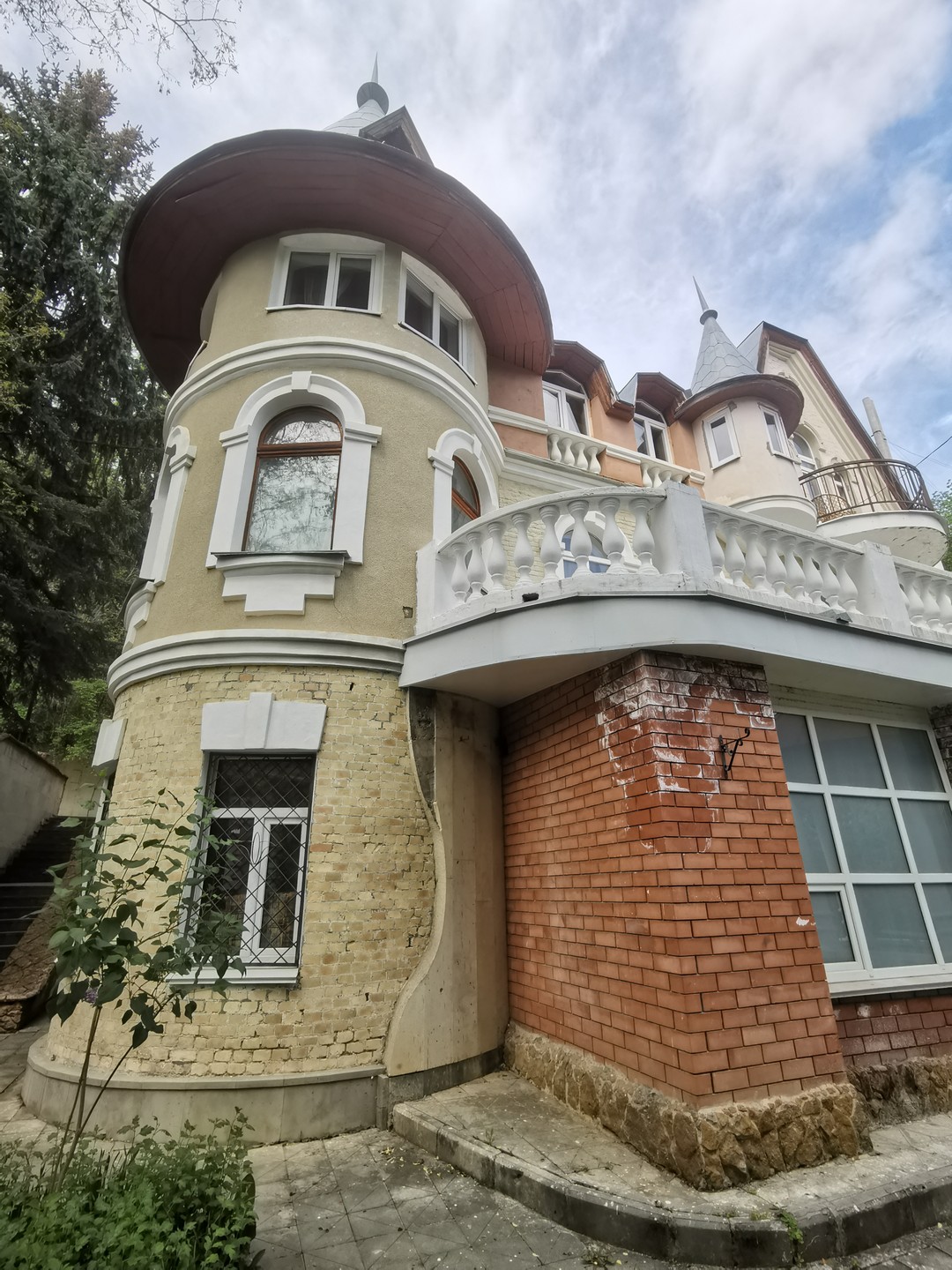 Увы, слишком мало звезд, чтобы оценить эту прекрасную прогулку по Кисловодску вместе с Надеждой. Надо ставить гораздо больше!!!