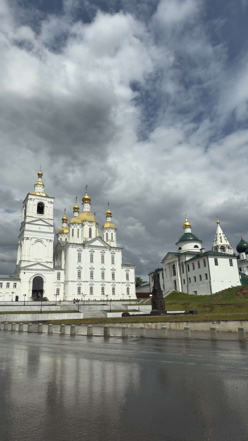 У нас была замечательная экскурсия!!! Мы посмотрели всю историческую часть города. Кирилл в нашем рейтинге стал