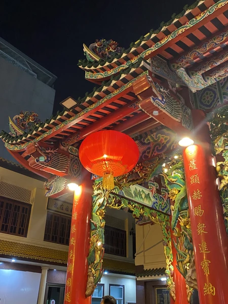 Это была наша самая первая экскурсия в Бангкоке, и мы решили ее начать по-взрослому) Сделав подношение