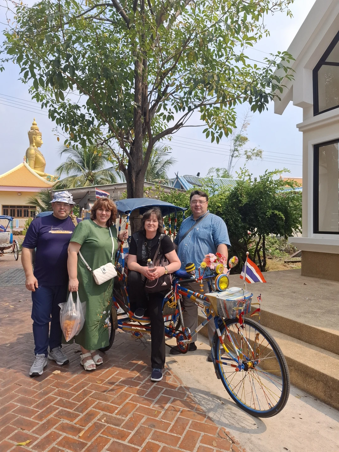 Мы вчера посетили экскурсию "Вокруг Бангкока". Были и поезда, и велорикши и туктуки и разные виды