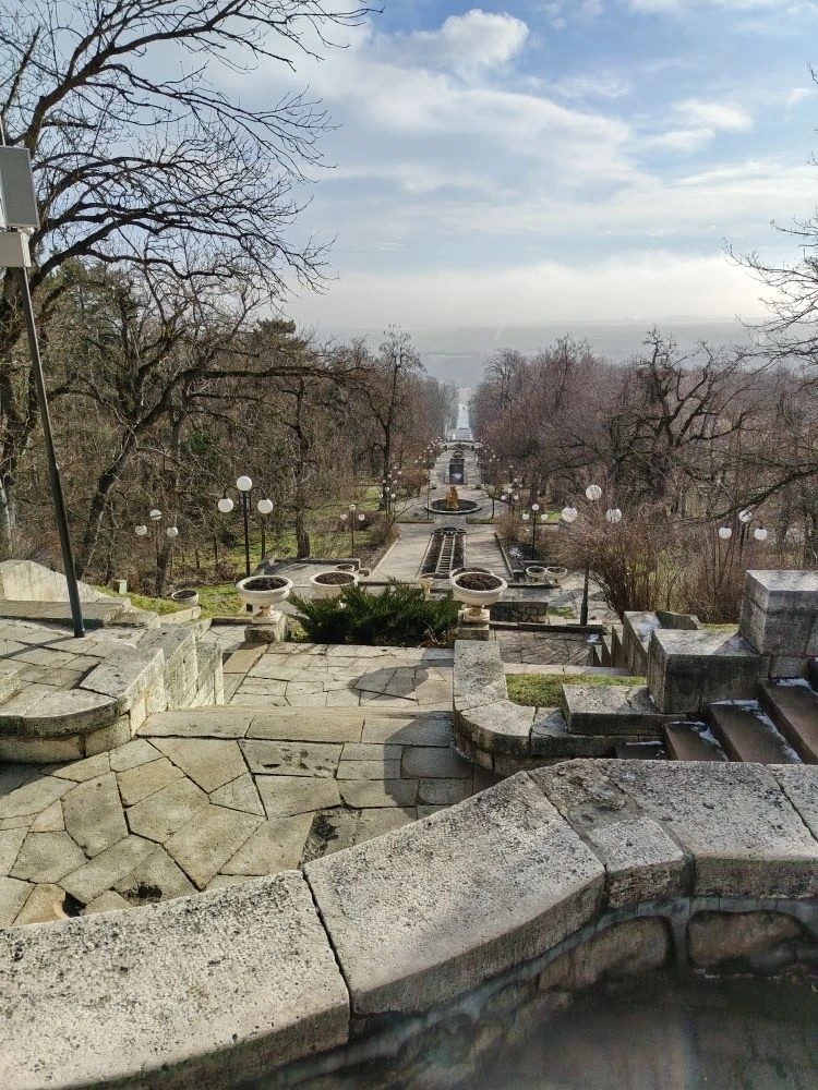 Добрый день. Хотим здесь поделиться своим восторгом об экскурсии и гиде Александре. Мы впервые приехали на