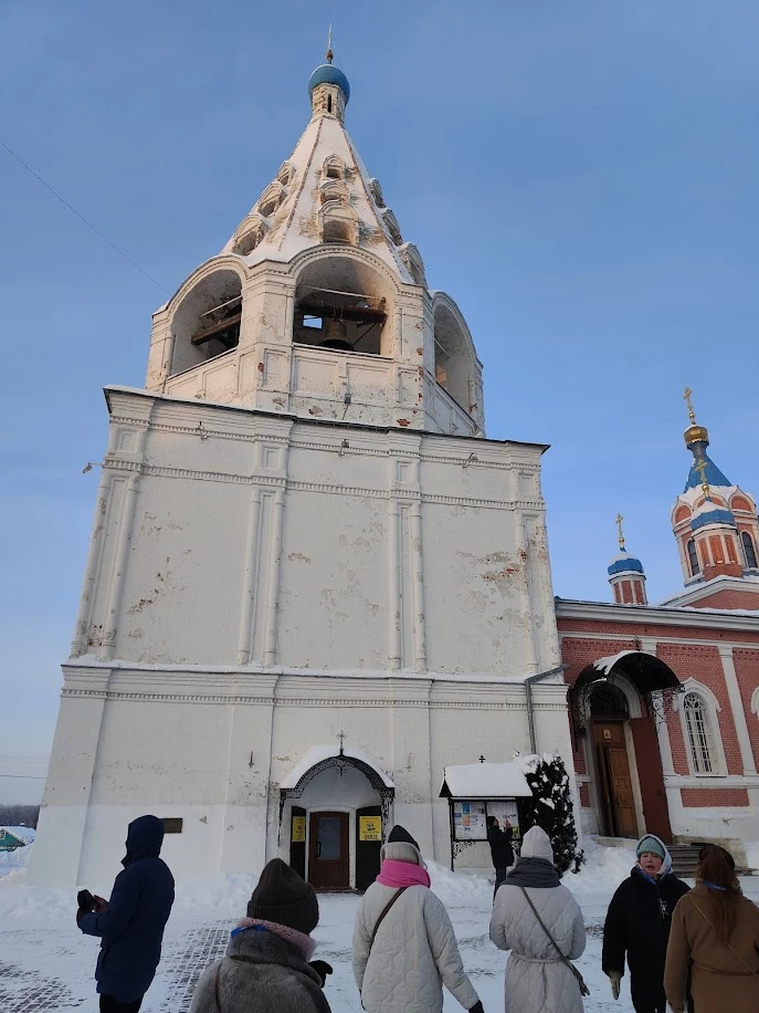 Были на экскурсии в самый холодный день за последние годы. Никита выдал гостям наушники с приёмником
