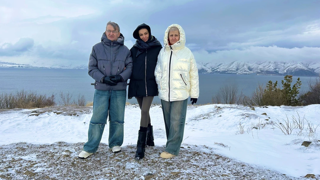 Нам все очень понравилось. Отличный гид. Водитель вез очень хорошо. Транспорт тёплый и удобный