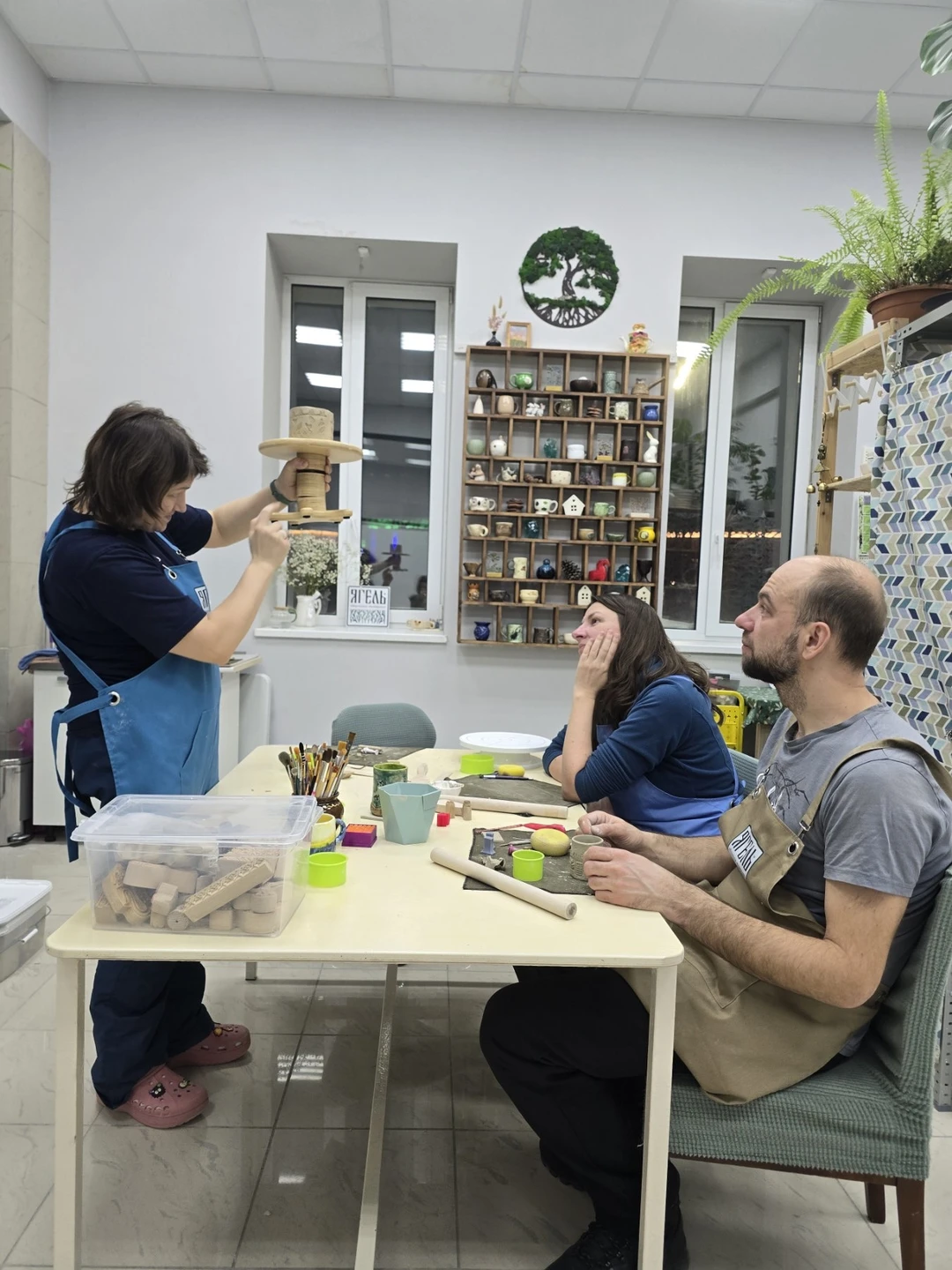 Получили огромное удовольствие, посетив занятие! Дружелюбная и творческая атмосфера, новые знания и очень интересный опыт изготовления