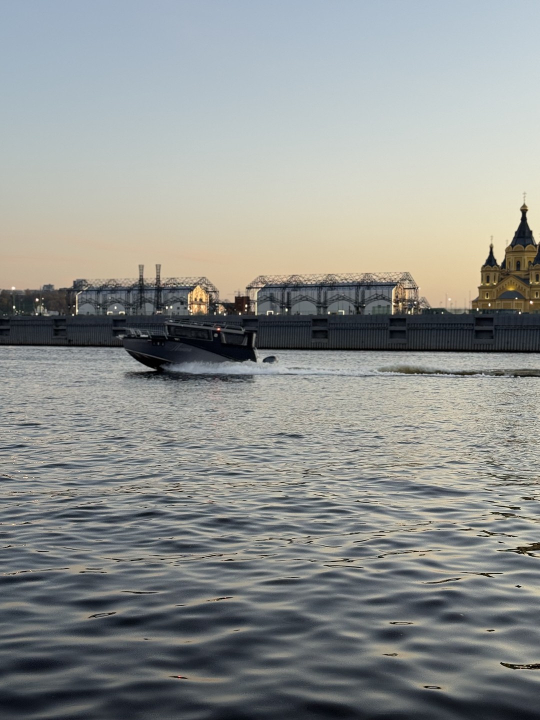 Замечательная прогулка по воде, увидеть величественный Нижний со стороны реки!! Какой же красивый, вечером в подсветке! Потрясающе!!!!