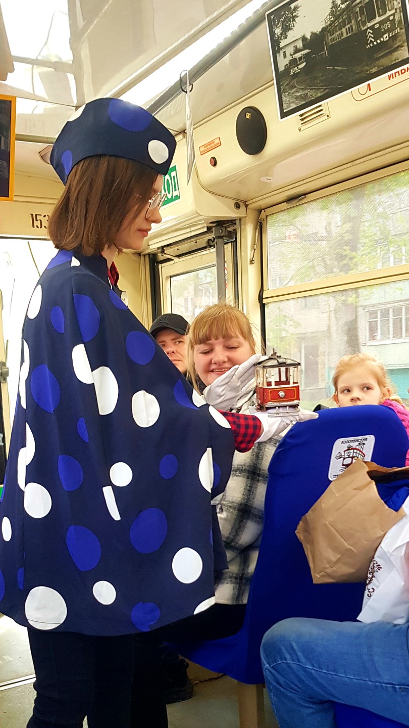 Экскурсия на 5+. Нам повезло, мы попали на маршрут с подъемом на колокольню. В трамвае было
