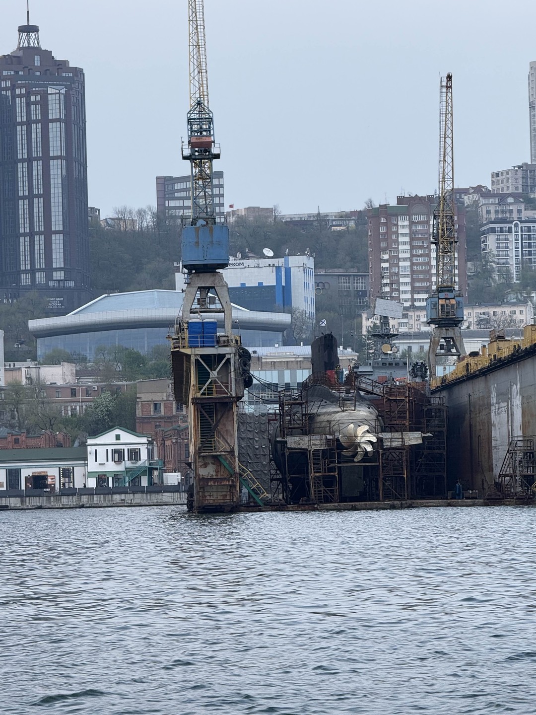 Взгляд на город со стороны моря. Капитан, он же гид, очень вежлив. Туристам предлагаются спасательные жилеты