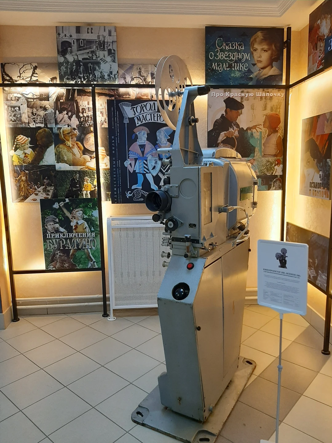 Нам очень повезло, что группу на экскурсию взял сотрудник Беларусьфильм, пиротехник Виталий Нестеров, человек, который не