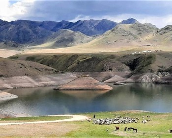 Прогулки у водоёмов, уникальное озеро Каинды, посёлок Саты