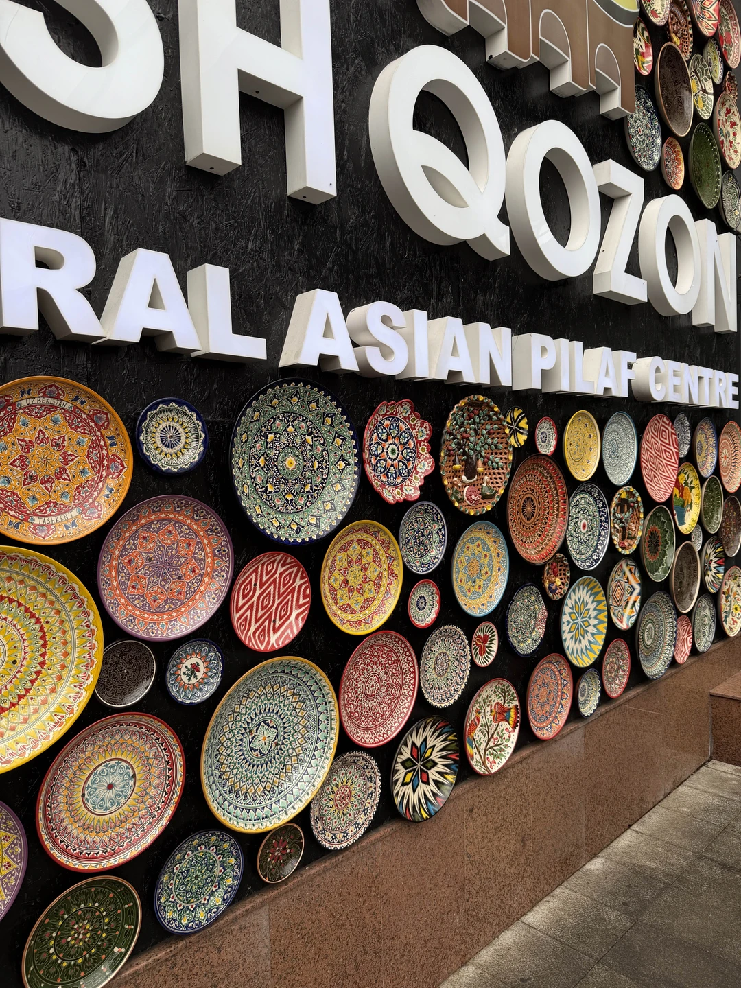 Посетили Ташкент в прекрасное время года -в ноябре, нашим гидом был Абдулла. Отличный рассказчик, прекрасное знание