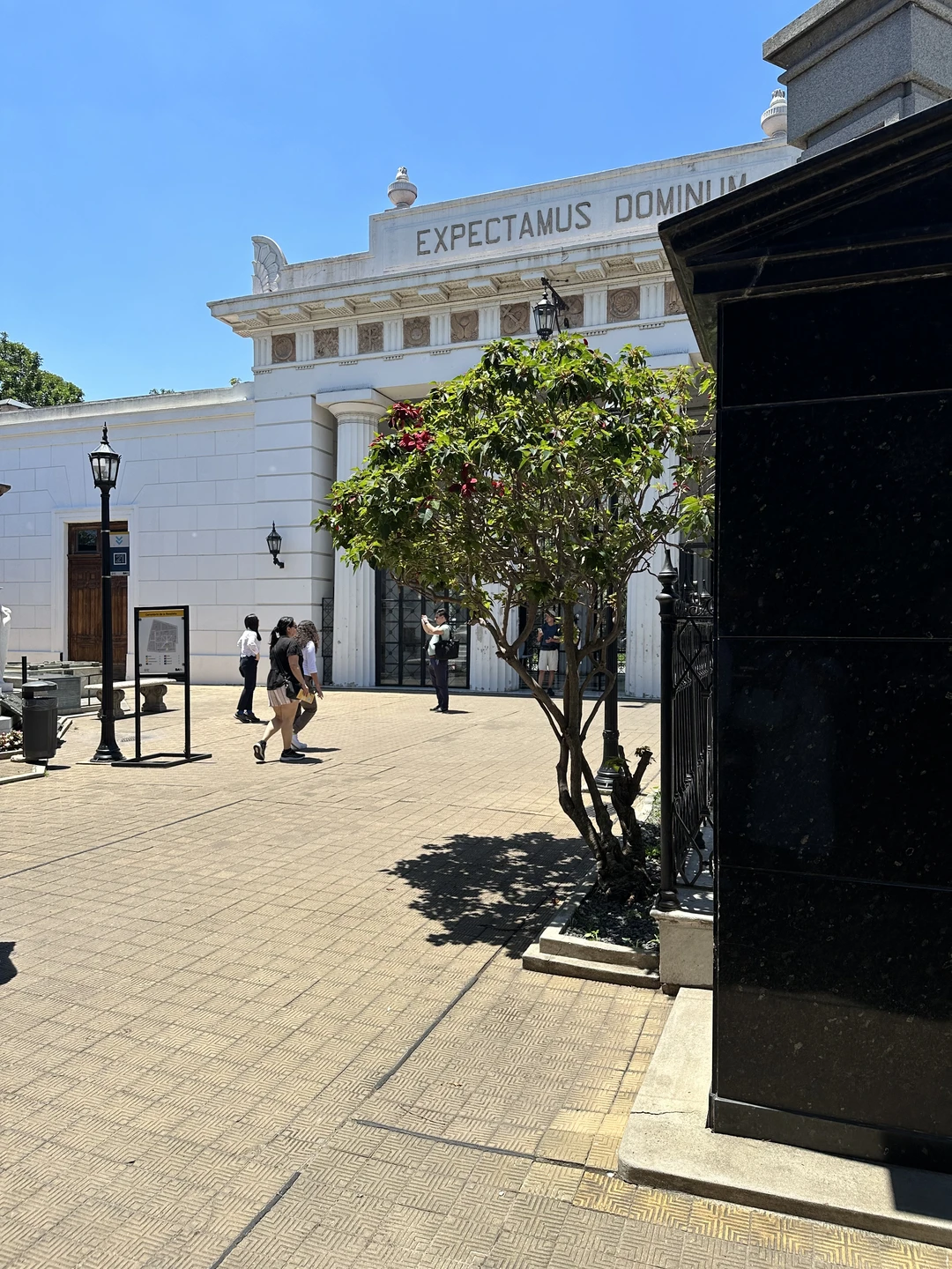 Сегодня посетили одно из интереснейших мест Буэнос Айреса кладбище Реколета с гидом Михаилом