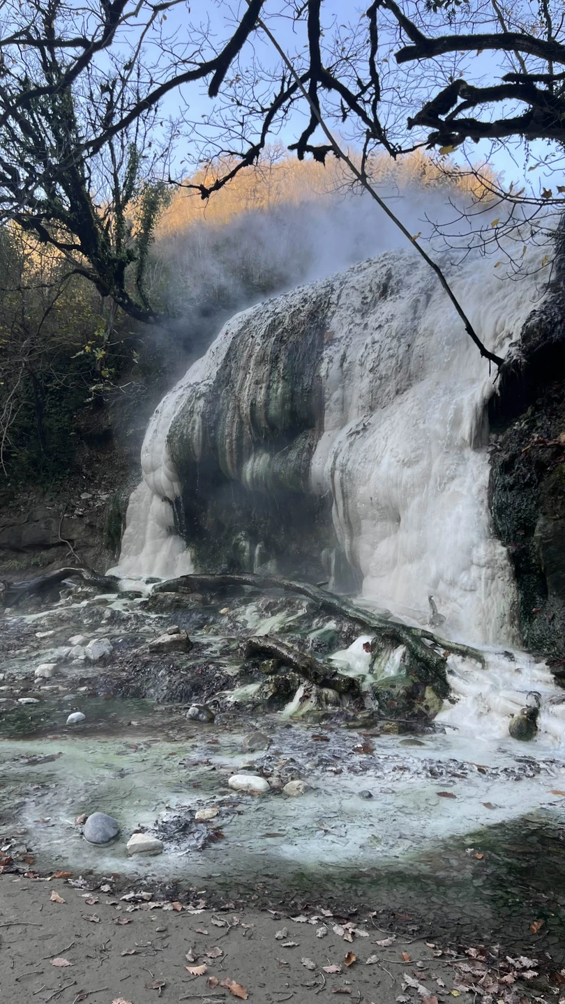 Экскурсия оказалась очень интересной и насыщенной. Сначала мы посетили пещеру — внутри особенная атмосфера, красивые природные