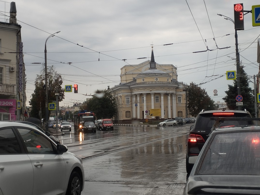 Андрей провел нам увлекательную экскурсию по Орлу и Сабуровской крепости. Мы познакомились с удивительно дружебным и
