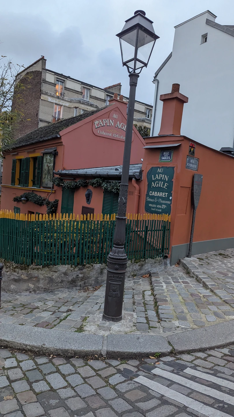 Экскурсия, проведенная Сашей по Монмартру была познавательной, информативной и увлекательной. Прошлись по неизведанным местам. Секре-Кёр посетили