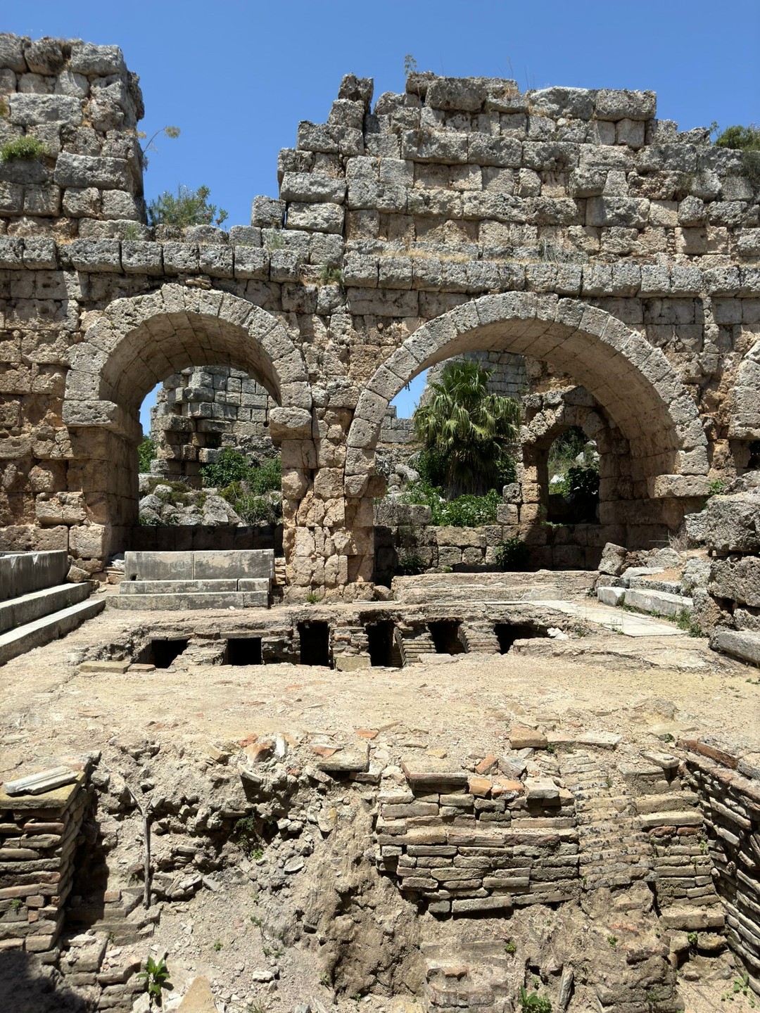 Посетив древний город Перге, я осталась под глубоким впечатлением. Экскурсия была организована превосходно — Самаят сопровождала