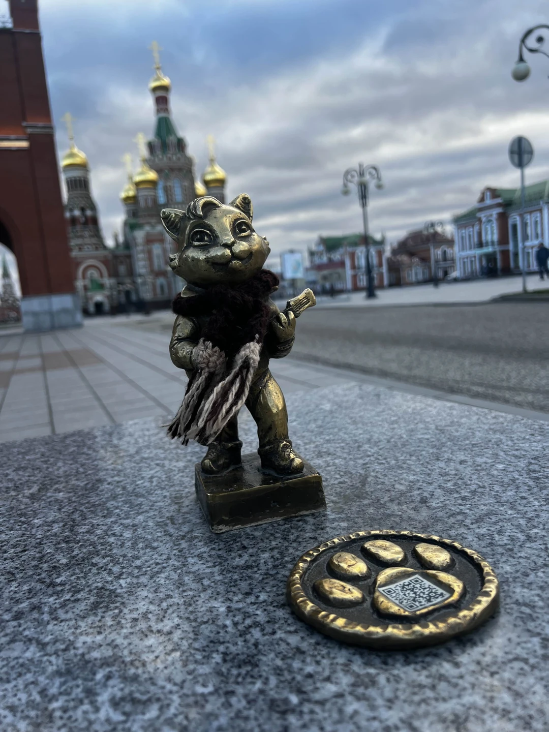 Алексей пришел даже чуть раньше времени, как и мы, предупредил, напомнил. Погода была не очень, ходил