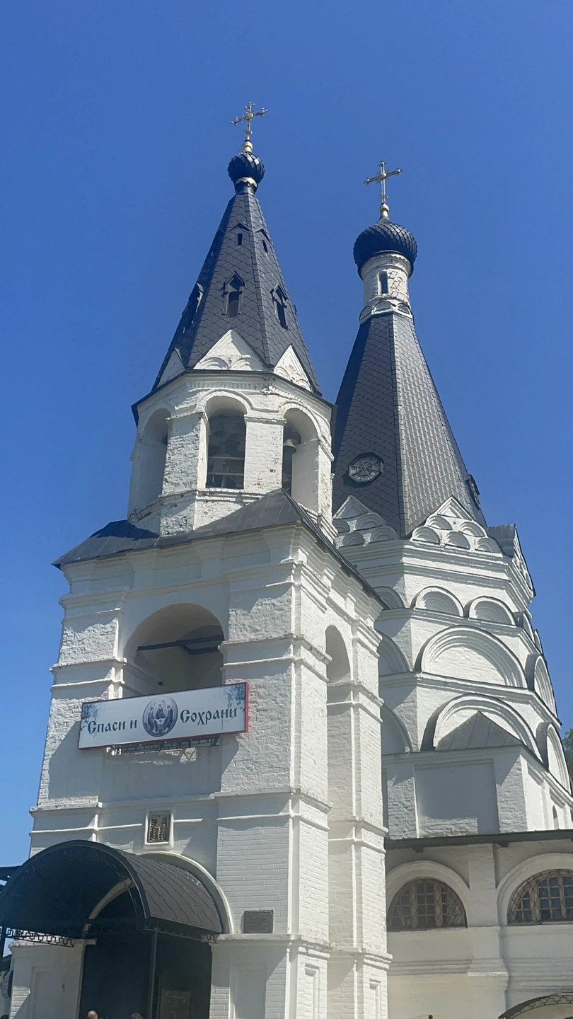 Насыщенная и интересная экскурсия, по красивым местам. Александр не грузил датами, рассказывал легко и интересно! Все